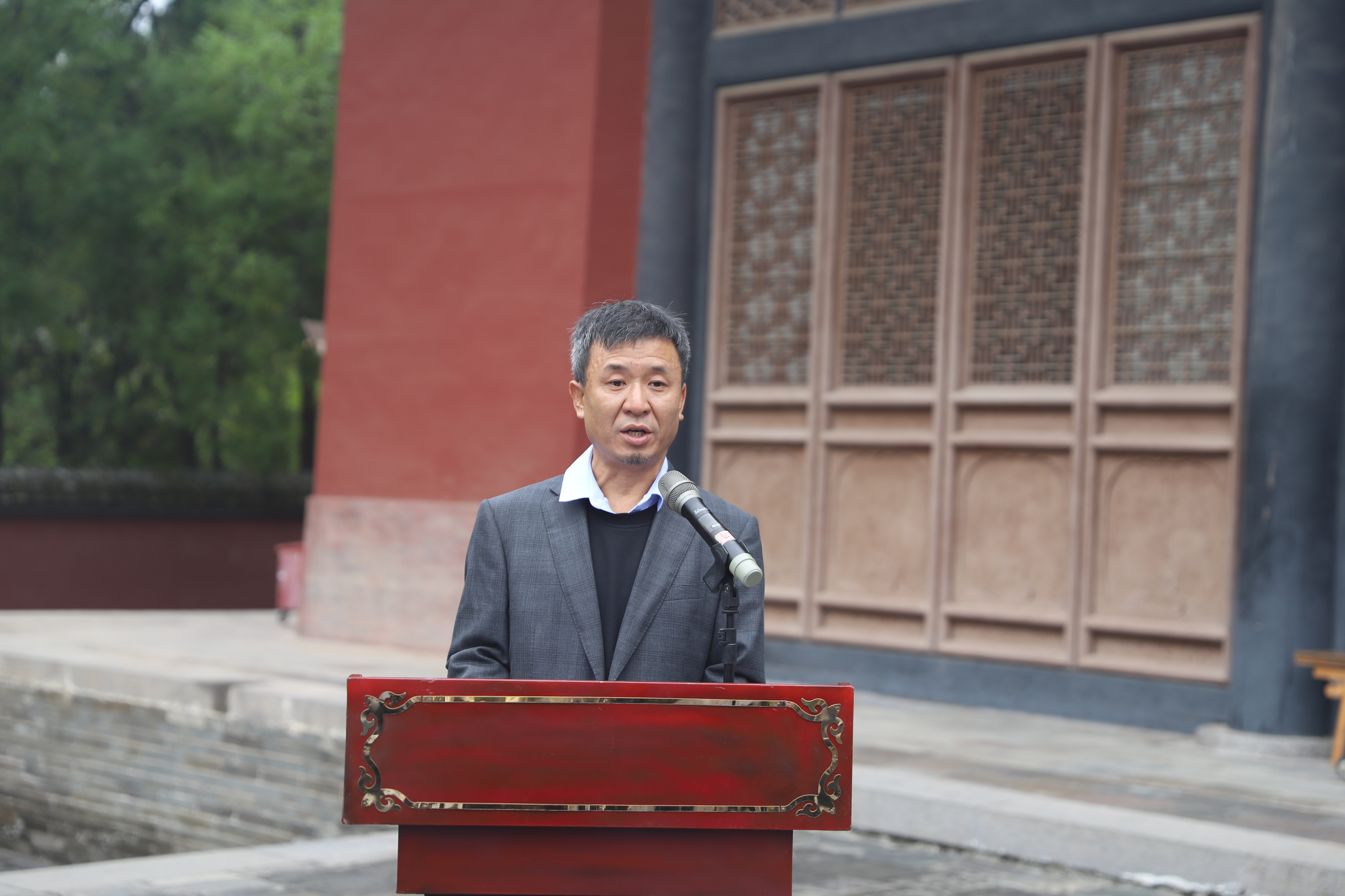 主持人 刘移江副院长.JPG